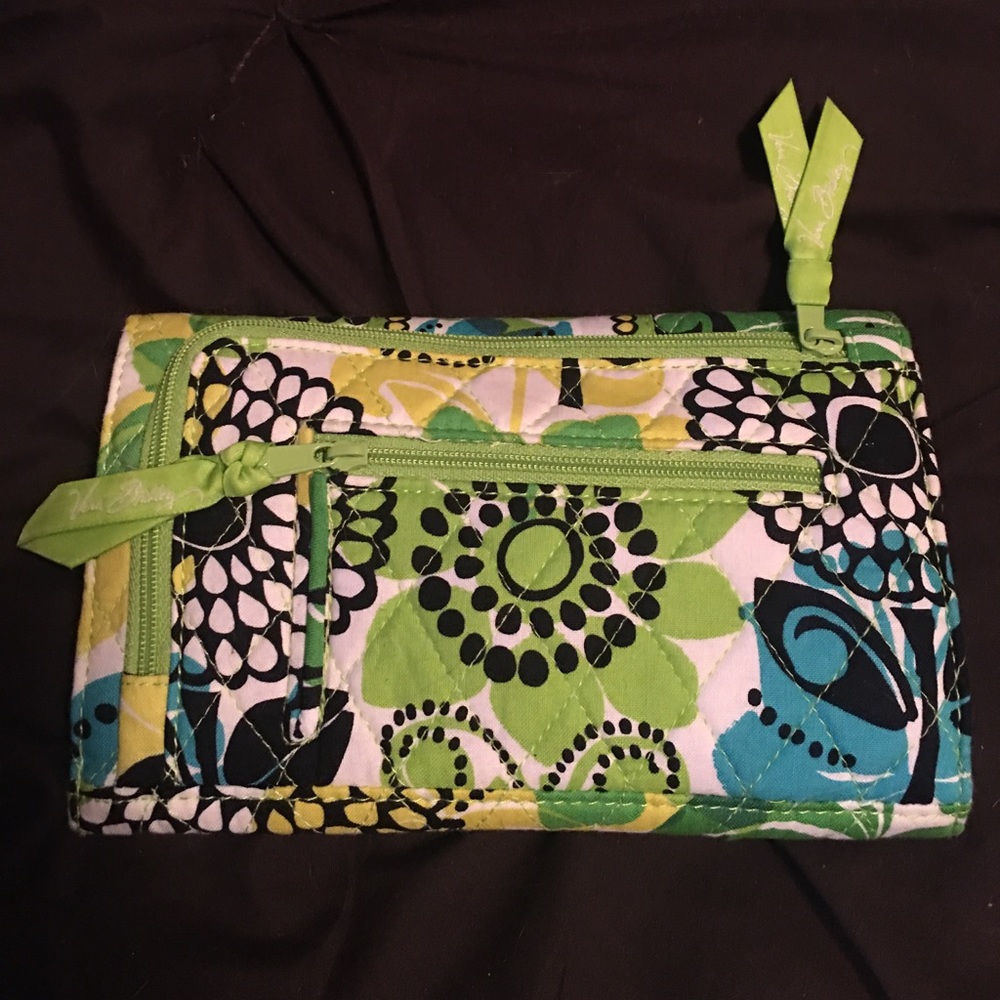 Vera Bradley Limes up wallet.